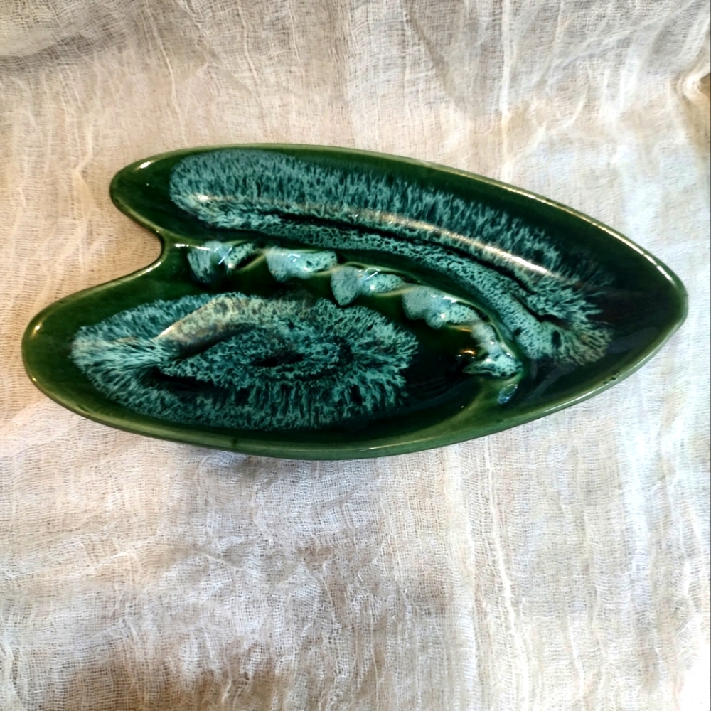 Vintage dark green/ light green ashtry
